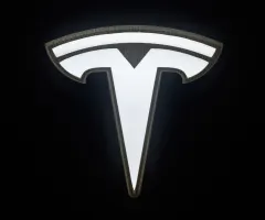 Tesla zeigt Sportwagen mit Raketendüsen