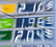 Umfrage: Viele lassen wegen Spritpreis Auto häufiger stehen