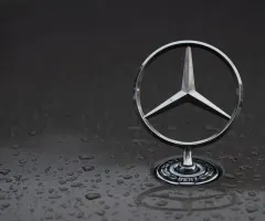 Gewinn bei Mercedes-Benz bricht um mehr als die Hälfte ein