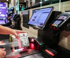 Kunden nutzen Kassen mit Personal lieber als SB-Kassen