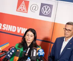 VW nennt erste Details zu Sparplänen - Kritik von IG Metall