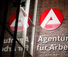 Arbeitslosigkeit sinkt kaum - und wird teuer
