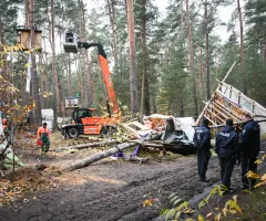 Polizei lässt Reste des Tesla-Protestcamps entsorgen