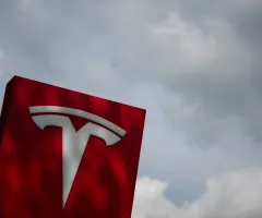 Tesla schließt erstmals ein Jahr mit Umsatzrückgang ab