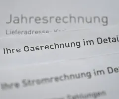 Preise für Strom und Gas sinken auf hohem Niveau leicht