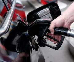 Diesel vor Sprung über 2-Euro-Marke - Streit um Steuer