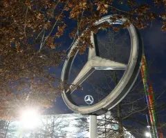 Autobauer Mercedes-Benz stoppt Exporte nach Russland