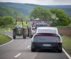 Selbstfahrende Teslas bringen Schüler und Senioren ans Ziel