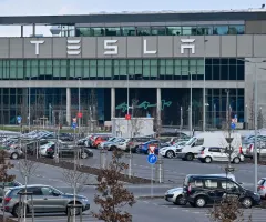 Tesla-Chef Elon Musk besucht Fabrik nach Anschlag