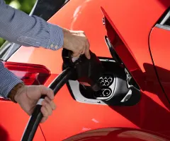 E-Auto-Käufer vertrauen deutschen Marken - auch im Ausland