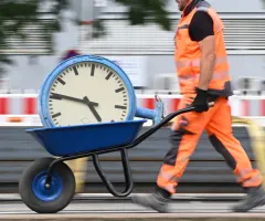 Mehr arbeiten fürs BIP: Einen Feiertag ganz streichen?