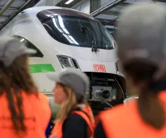 Bahn nutzt Stromspeicher aus alten E-Auto-Batterien