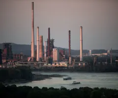 Niedrigwasser im Rhein: Thyssenkrupp belädt Schiffe geringer