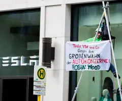 Protest gegen Tesla: Polizei schützt Fabrik mit Großaufgebot