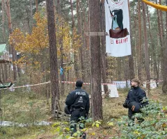 Polizei holt Tesla-Gegner in Protestcamp von Bäumen