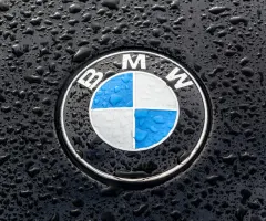 BMW: Bankhaus Metzler lobt besonders attraktives Produktportfolio des Autobauers und attestiert solide Aussichten trotz Chipknappheit