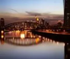 Erwerbstätigkeit sinkt erstmals seit 2020 - Nur Dienstleister wachsen 2025