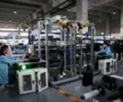 Chinas Fabrikproduktion verlangsamt sich - Einzelhandelsumsätze unerwartet robust