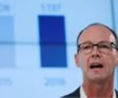 Adidas-Aufsichtsratschef Rabe wendet Abwahl ab