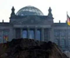 Vorfahrt für Ausbau von Telekomnetzen - Bundestag beschließt Gesetzesänderung