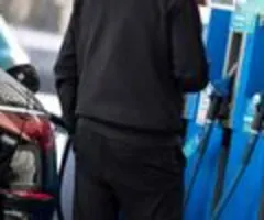 Studie: Deutsche arbeiten kürzer für Benzin als in früheren Krisen