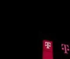 Fußball-EM treibt Telekom neue Kunden zu - Prognose angehoben