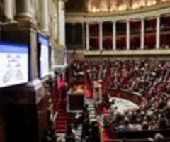 Frankreichs Parlament setzt Macrons wichtigstes Reformprojekt aus