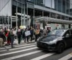 US-Justizministerin gibt Anklagen wegen Tesla-Brandstiftung bekannt