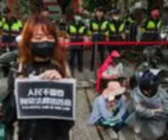 Umstrittene Reform in Taiwan verabschiedet - Tausende protestieren vor Parlament