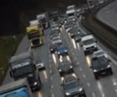Positives Konjunktursignal: Lkw-Verkehr auf Autobahnen zieht kräftig an