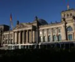 Regierung bringt Haushalt auf den Weg - Verbände sprechen von Trickserei
