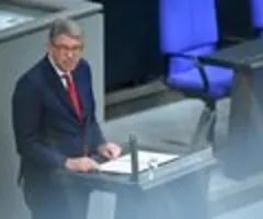 Kampf gegen Big Tech - Weimer und NRW wollen Plattformen 2026 zur Kasse bitten