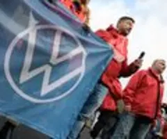 Massenproteste bei Volkswagen-Tarifrunde - Vorstand pocht auf Einsparungen