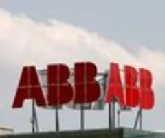 ABB schafft Gewinnsprung und hebt Ausblick an