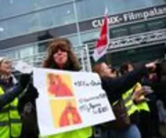 Streik legt bundesweiten Nahverkehr lahm - Verdi droht mit weiterem Arbeitskampf