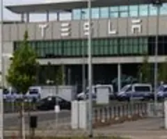 Streit über Arbeitsbedingungen bei Tesla in Grünheide