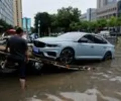 Taifun "Dolphin" sorgt für Überschwemmungen in China - Hunderte Flüge gestrichen