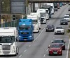 Spanische Lkw-Fahrer weiten Streik wegen hoher Spritpreise aus - Engpässe drohen