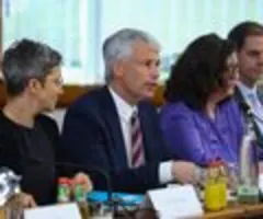 Verdi gegen Lockerung von Lkw-Fahrverbot - Reiche dafür