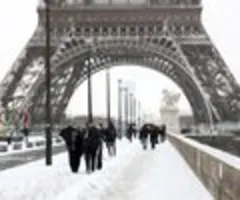 Schnee plagt den Verkehr in Westeuropa - Skilaufen in Paris