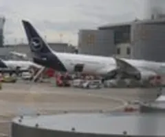 Lufthansa-Jet in Frankfurt eingeknickt - Mitarbeiter verletzt