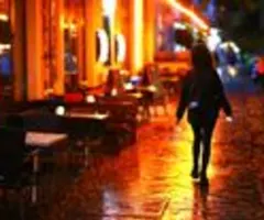 Mehr Menschen in Deutschland leben allein - und sind stärker armutsgefährdet
