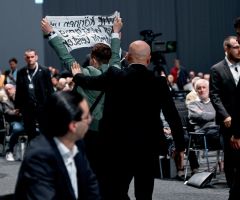 Tortenwurf und Nacktprotest auf Volkswagen-Hauptversammlung