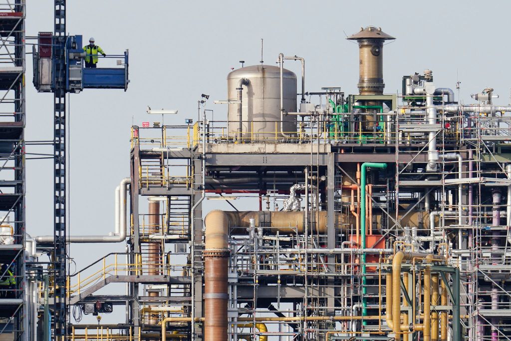Nach Krisenjahren Chemie erwartet MiniWachstum 2025 • news • onvista