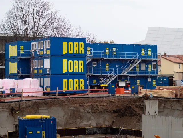 Baustelle mit Logos von Porr