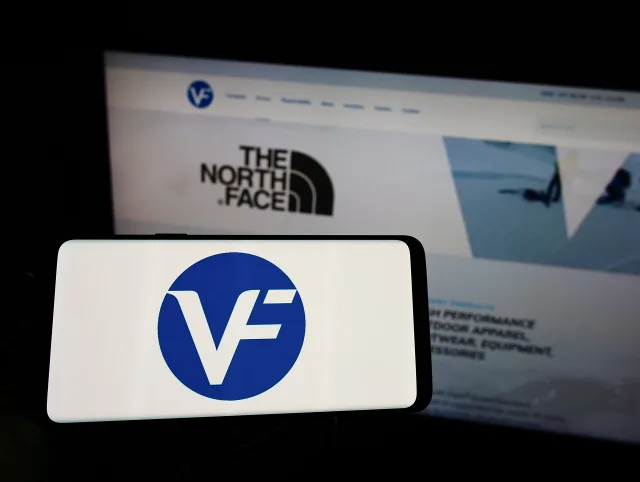 VF Corp Logo vor Laptop mit North Face Logo