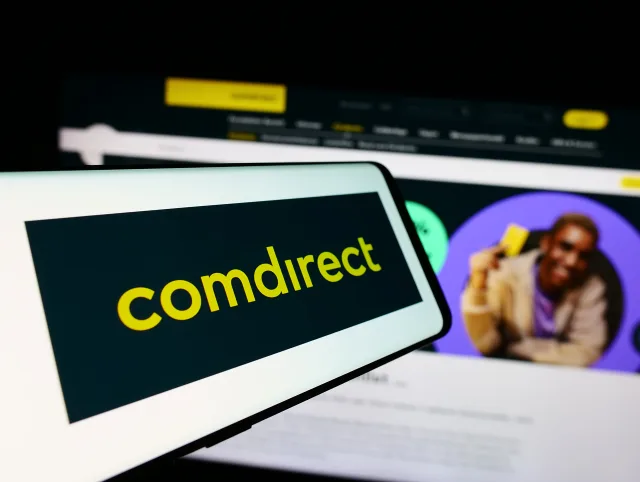 Das Comdirect-Logo auf einem Smartphone.