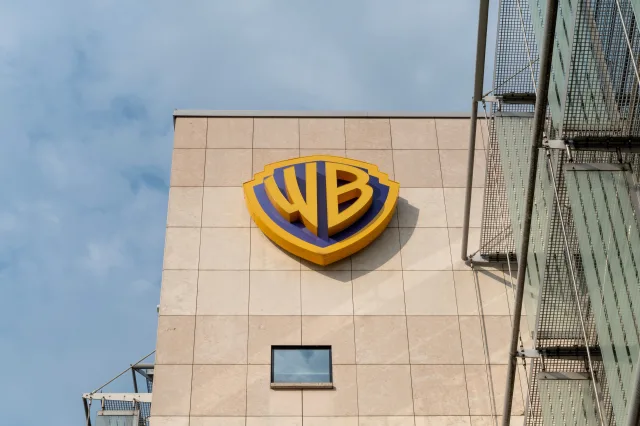 Warner-Bros-Logo auf Hauswand