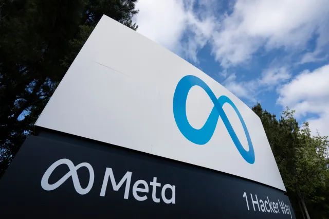 Das Meta-Logo vor einem Konzerngebäude.