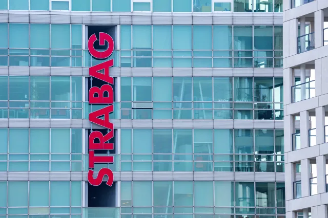 Strabag-Logo auf Glashauswand